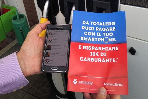 A Milano il pieno di benzina si paga con lo smartphone