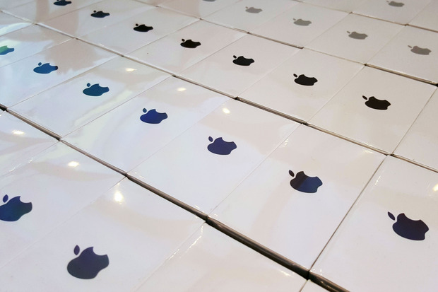 Apple: profitto record di 18,4 miliardi di dollari, ma l’iPhone rallenta