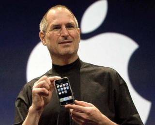 steve-jobs-primo-iphone steve-jobs-primo-iphone