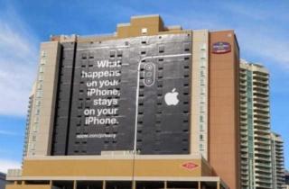 Una pubblicità Apple durante il CES di Las Vegas promette che "quel che succede sul tuo iPhone, rimane nel tuo iPhone"