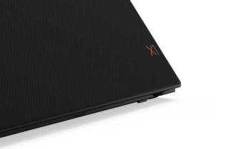 La nuova finitura del ThinkPad X1 Carbon evidenzia le fibre di carbonio. La nuova finitura del ThinkPad X1 Carbon evidenzia le fibre di carbonio.
