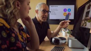 Apple-Vision-Pro-SDK-availability-developer-lifestyle_big.jpg.large_2x Apple-Vision-Pro-SDK-availability-developer-lifestyle_big.jpg.large_2x