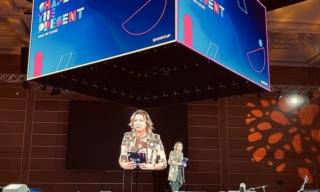 La CEO Francesca Moriani sul palco della convention 2023 di VAR Group