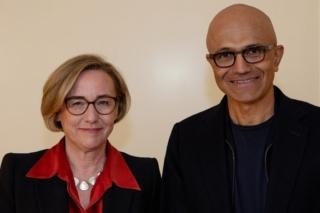 Il CEO di Vodafone Margherita Della Valle con il CEO di Microsoft Satya Nadella Il CEO di Vodafone Margherita Della Valle con il CEO di Microsoft Satya Nadella