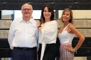 Da sinistra il co-fondatore di Sinfo One Rosolino Pomi con le filie Paola (attuale AD) e Patrizia (direttore commerciale e marketing)