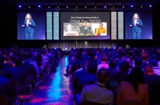 Palco e pubblico all'AWS Summit Milano 2024