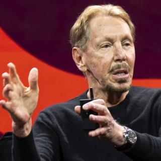 Larry Ellison Chairman e CTO di Oracle, sul palco di AI World 2025 Larry Ellison Chairman e CTO di Oracle, sul palco di AI World 2025