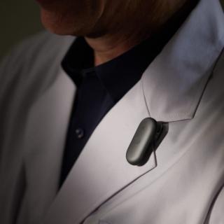 Plaud NotePin S può essere agganciata a un bavero, ma anche indossata come una collana o un orologio, tramite un cinturino.