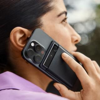 La custodia magnetica permette un collegamento robusto al telefono che consente di registrare le chiamate.