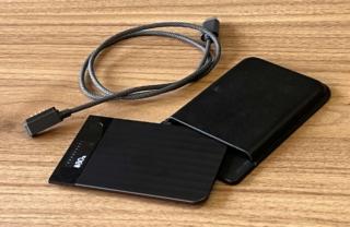 Plaud NotePro con la custodia magnetica in pelle e il cavo per la ricarica