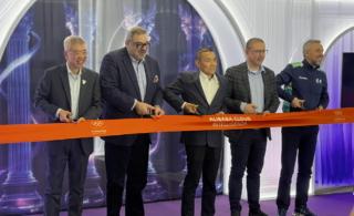 Il taglio del nastro del centro di produzione dell’Olympic Broadcasting Services. Da sinistra a destra: Leon Xie, General Manager of Olympic Business di Alibaba Cloud, Yiannis Exarchos, CEO di OBS, Feifei Li, SVP di Alibaba Cloud Intelligence e President dell’International Business, Ilario Corna, CTO e CIO del Comitato Olimpico Internazionale e Andrea Varnier, CEO di Milano-Cortina