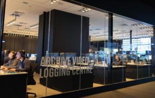 Nonostante il supporto dell’AI, il lavoro di verifica, tagging, descrizione e classificazione dei video richiede le competenze di personale specializzato, che opera in questa sala.