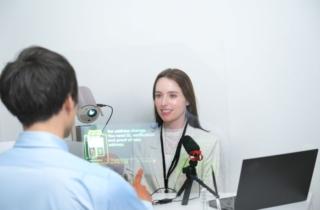 Kyocera Cotopat, lo schermo trasparente che aggiunge i sottotitoli alle conversazioni dal vivo